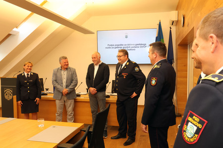 PODPIS POGODBE ZA DOBAVO GASILSKEGA VOZILA PGD GRAHOVO 11 FOTO LJUBO VUKELIČ